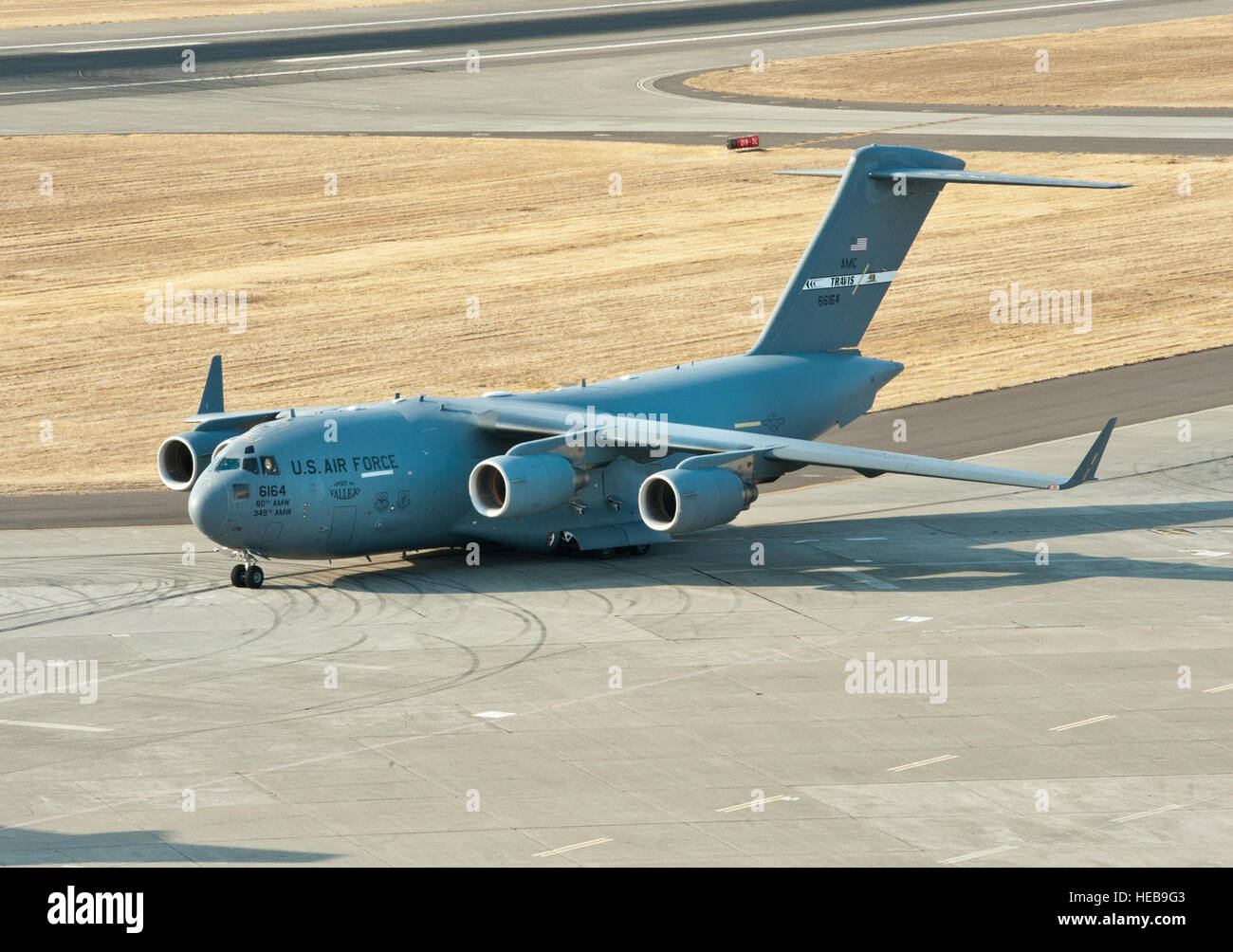 Eine US Luftwaffe c-17 Globemaster III Flugzeuge zugeordnet zu den 60. Air Mobility Wing taxis vor dem Start bei Travis Air Force Base, Kalifornien, 11. September 2013, im Rahmen der Freiheit zu Ehren der Opfer der Terroranschläge von 9/11 zu starten. Das erste Flugzeug ging um 08:46, stürzte die gleiche Zeit-Terroristen American Airlines Flug 11 in den Nordturm des World Trade Centers, mit den restlichen 21 Flugzeuge starten nacheinander in eine 36-Minuten-Zeitraum. Terroristen entführt vier Passagierflugzeuge 11. September 2001. Zwei der Flugzeuge wurden absichtlich stürzte in der Welt-Trad. Stockfoto