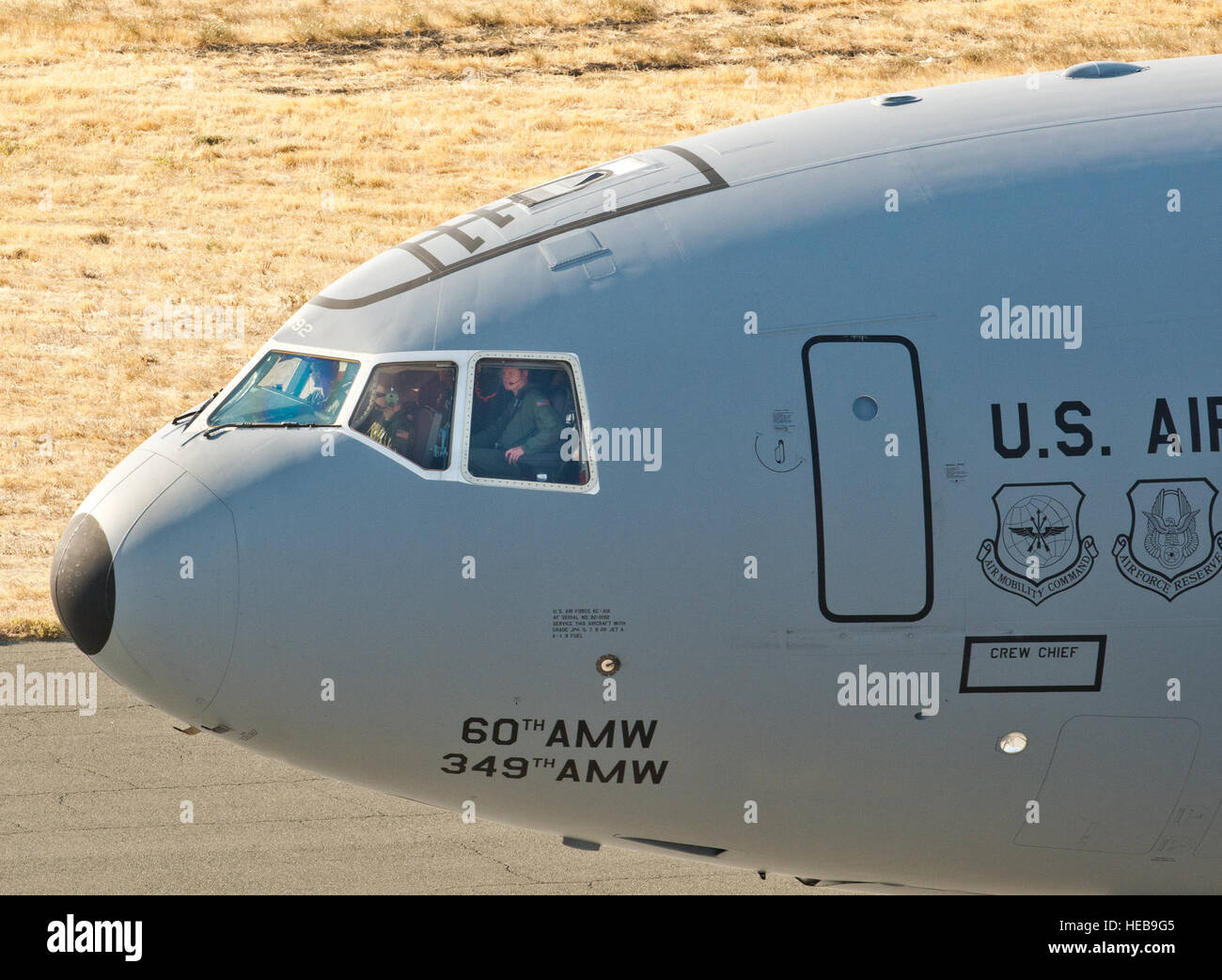 Eine US Luftwaffe c-17 Globemaster III Flugzeuge zugeordnet zu den 60. Air Mobility Wing taxis vor dem Start bei Travis Air Force Base, Kalifornien, 11. September 2013, im Rahmen der Freiheit zu Ehren der Opfer der Terroranschläge von 9/11 zu starten. Das erste Flugzeug ging um 08:46, stürzte die gleiche Zeit-Terroristen American Airlines Flug 11 in den Nordturm des World Trade Centers, mit den restlichen 21 Flugzeuge starten nacheinander in eine 36-Minuten-Zeitraum. Terroristen entführt vier Passagierflugzeuge 11. September 2001. Zwei der Flugzeuge wurden absichtlich stürzte in der Welt-Trad. Stockfoto
