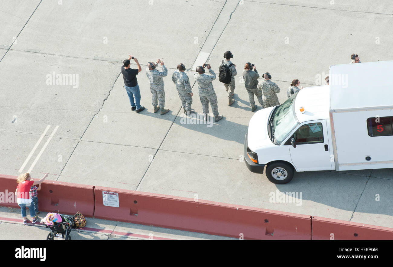 US-Flieger zu beobachten, als c-17 Globemaster III Flugzeuge, KC-10 Extender Flugzeuge und c-5 Galaxy Flugzeug der 60. Air Mobility Wing zugewiesen abheben auf Travis Air Force Base, Kalifornien, 11. September 2013, im Rahmen der Freiheit zu Ehren der Opfer der Terroranschläge von 9/11 zu starten. Das erste Flugzeug ging um 08:46, stürzte die gleiche Zeit-Terroristen American Airlines Flug 11 in den Nordturm des World Trade Centers, mit den restlichen 21 Flugzeuge starten nacheinander in eine 36-Minuten-Zeitraum. Terroristen entführt vier Passagierflugzeuge 11. September 2001. Zwei der Flugzeuge waren Stockfoto