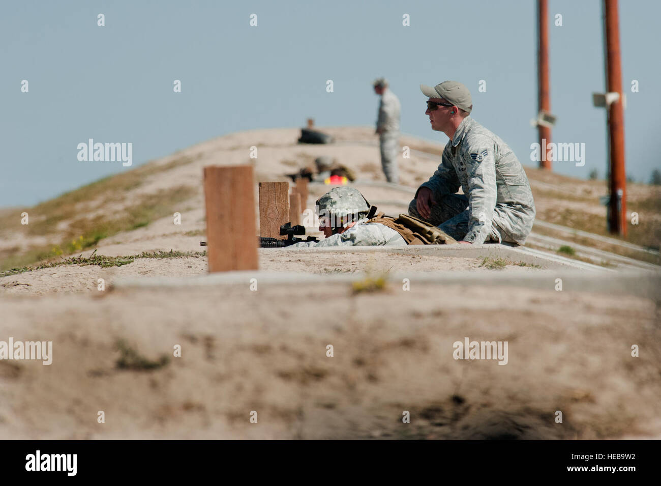 Mitglieder des 91. Security Forces Gruppe Global Strike Challenge Teams Feuer eine M4-Gewehr während der Waffen-schießen-Veranstaltung bei der GSC 2014 auf Lager Guernsey, Wyoming, 24. September 2014. Während der Veranstaltung Waffen abfeuern feuerte das Team die M9 Pistole, Maschinengewehr M240, M4-Gewehr und den Granatwerfer M203. Senior Airman Bretagne Y. Bateman) Stockfoto