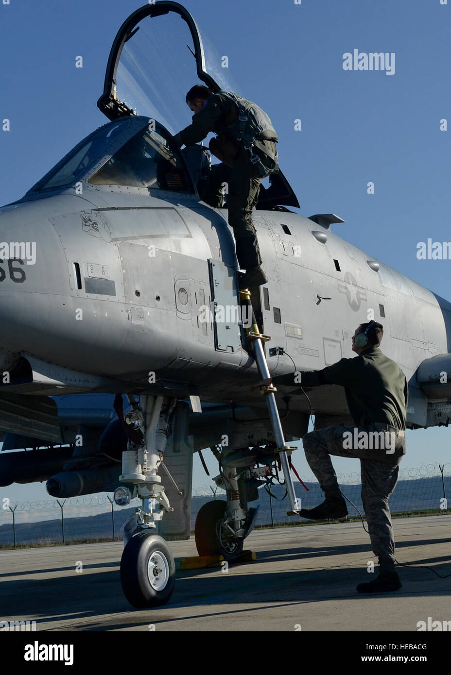 A-10 Thunderbolt II US Air Force Pilot, 354. Expeditionary Kämpfer-Geschwader zugewiesen tritt das Flugzeug eine 354. EFS-Crew-Chief des Flugzeugs Leiter während einer Theater Sicherheit Paketbereitstellung am Campia Turzii, Rumänien, 1. April 2015 sichert. Das Flugzeug wird Training mit NATO-Verbündeten zu stärken Interoperabilität und US-Engagement für die Sicherheit und Stabilität in Europa durchführen.   Staff Sgt Joe W. McFadden Stockfoto