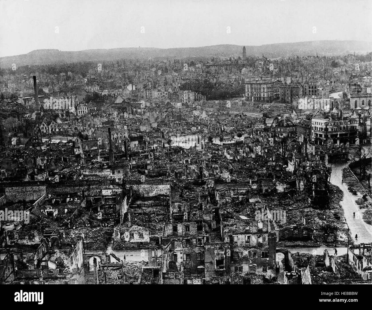 Das Krieg Darmstadt 1945: Diese Luftbildaufnahme sterben Bisher in Darmstadt Nicht Bekannt War, Semesters Sitsch in "Brandstätten", Dem Bildband von Jörg Friedrich. Das Foto der Durch Den Bombenangriff Vom 11. September 1944 Zerstörten Stadt Wurde von Einem Tieffliegenden Flugzeug aus Nach Dem Einmarsch der Amerikaner Gemacht. Der Blickwinkel ist Richtung Süden, Das Flugzeug War Bei der Aufnahme Ungefähr in Höhe des Darmstädter passagenweise, Das Rechts Außerhalb des Bildes Liegt. Der Schlossgraben ist bin Ausgangspunkt Bildrand Noch Zu Sehen. Rechts Oben ist Das Dunkle Gebäude der "Krone" Auszumachen, schon das Stockfoto