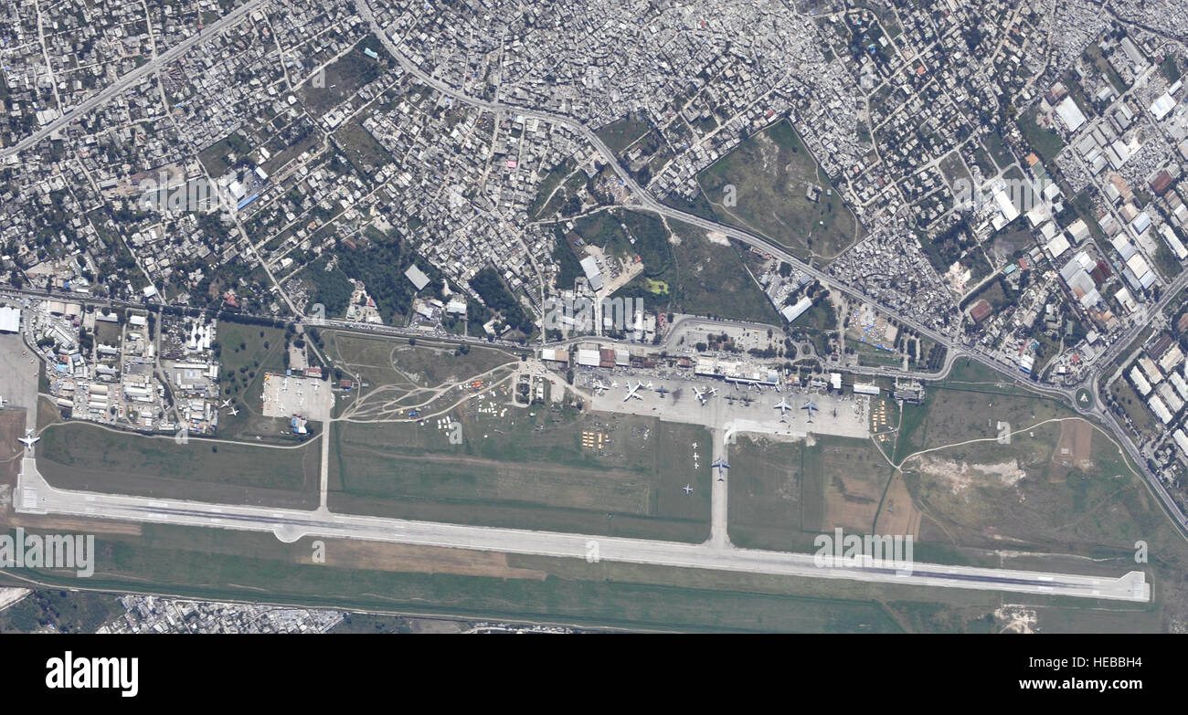 Hier gezeigt, dass 16. Januar 2010, ist eine Ansicht der internationalen Flughafen Toussaint Louverture in Port-au-Prince, Haiti, 16. Januar 2010, vier Tage nachdem ein 7,0 Haiti Erdbeben. Ein US-Air Force OC-135B Open Skies Beobachtung Flugzeug nutzt 10.000 Fuß des Films, um die Zerstörungen durch das Erdbeben zu fotografieren.  Airman 1st Class Perry Aston Stockfoto