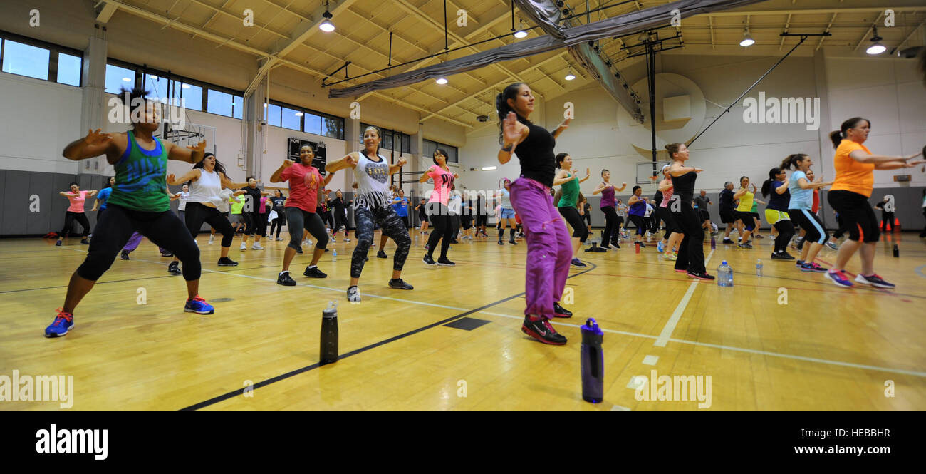 Capt Latasha Westfall, eine examinierte Krankenschwester für die Family Residency Medical Clinic auf Eglin Air Force Base, Florida und Fitness-Trainer, führt die Teilnehmer durch eine Zumba-Routine im Aderholt-Fitness-Center auf Hurlburt Field, Florida, 26. Januar 2014. Zumba ist eine von mehreren Klassen in drei separaten Fitnessbereich auf Basis angeboten. (US Air Force Photo / Staff Sgt. John Bainter) Stockfoto