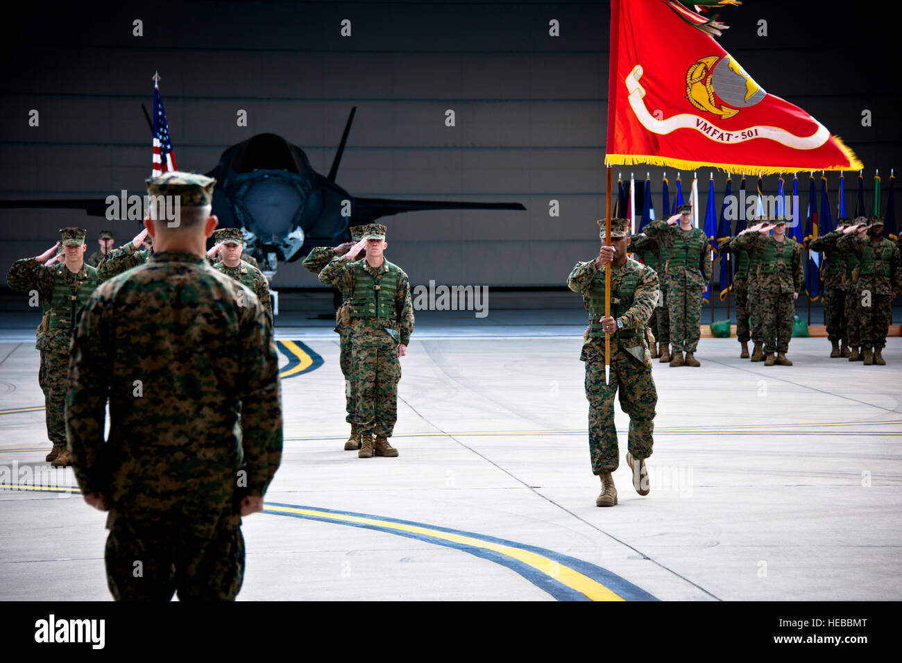 US Marine Corps Sgt. Major David Stocks, zugewiesen, Marine Fighter Attack Squadron (VMFA) 501, trägt das Geschwader Guidon, Lieutenant Colonel James Wellons, der scheidende Kommandant während der Staffel Änderung der Befehl Zeremonie auf der Eglin Air Force Base in Florida, 3. Februar 2012.  Samuel King Stockfoto