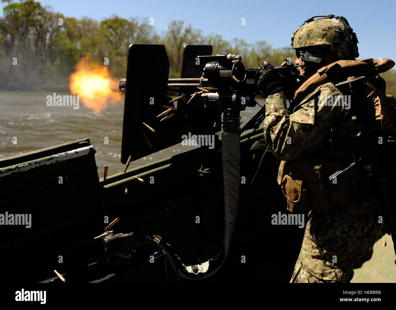 Ein US-Seemann feuert eine GAU-17 Minigun während Smaragd Warrior 2012 auf der Apalachicola River, Florida, 6. März 2012. Smaragd Warrior ist eine jährliche zweiwöchige Gelenk/kombinierter taktische Übung gesponsert von U.S. Special Operations Command entwickelt, um nutzen, Erfahrungen aus dem operativen Geschäft des Irak und Enduring Freedom Kampfkommandanten ausgebildet und bereit Kräfte zukommen.  Senior Airman Devin Doskey, US Air Force Stockfoto