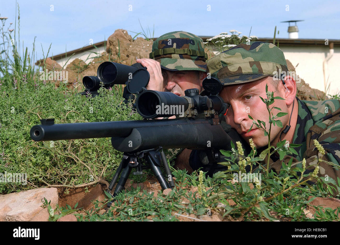 SPANGDAHLEM AIR BASE, Deutschland (AFPN)--Personal Sgts. Alexander Erb (Vordergrund) und Brian Praxis wenig ihre Scharfschützen-Fähigkeiten während ein Trainingsszenario hier.  Beiden Unteroffiziere sind Mitglieder der 52. Sicherheit Kräfte Squadron Notdienste Team.  (Foto: U.S. Air Force Tech Sgt. Bonnie A. White) Stockfoto