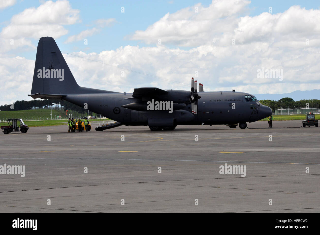 Passagiere vorbereiten an Bord einen Royal New Zealand Air Force c-130 Hercules auf dem Laufsteg an RNZAF Basis Ohakea, New Zealand, ein Medium Flug zum Auftakt, Beginn der Übung Kiwi Flagge November 8. Befehl-Mitglieder von der RNZAF den Reportern vor dem 40-minütigen Flug eine kurze zur sollen die Passagiere mit einem besseren Verständnis der taktische Luftbrücke Fähigkeiten. Kiwi-Flag ist eine multilaterale RNZAF geförderte taktische Luftbrücke Übung in Neuseeland durchgeführt. Lufttransportmittel von US Air Force, RNZAF, Royal Australian Air Force, Republic of Singapore Air Force und Französisch Stockfoto