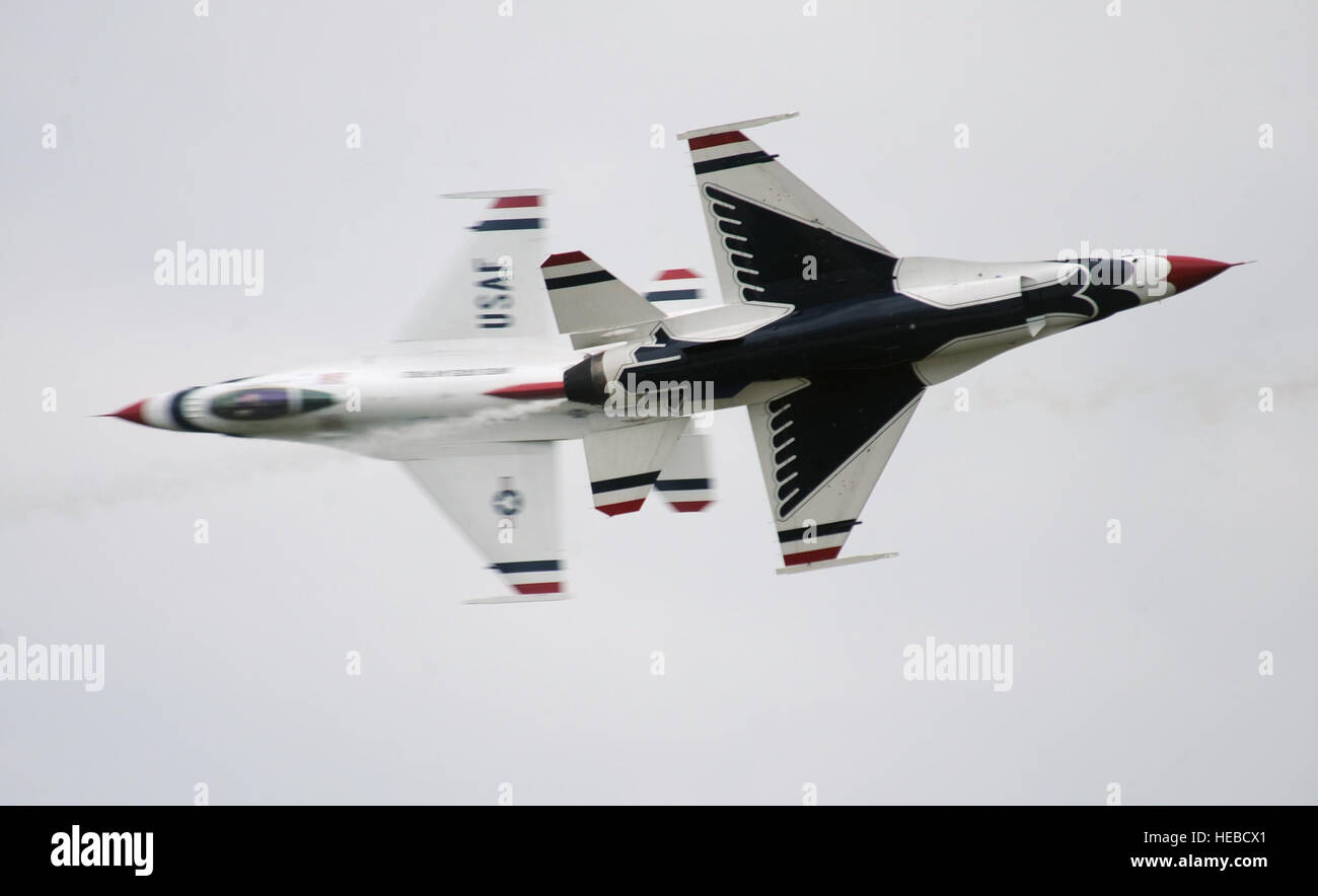 Major Blaine Jones, Thunderbird 5, führen Solo und Major Jason Curtis, Thunderbird 6, Opposing Solo, durchführen der Inverted entgegensetzende Messers Schneide, während Rockford AirFest an Chicago Rockford internationaler Flughafen, 8. Juni 2014. (U.S. Air Force Photo/Master Sergeant Stan Parker) Stockfoto