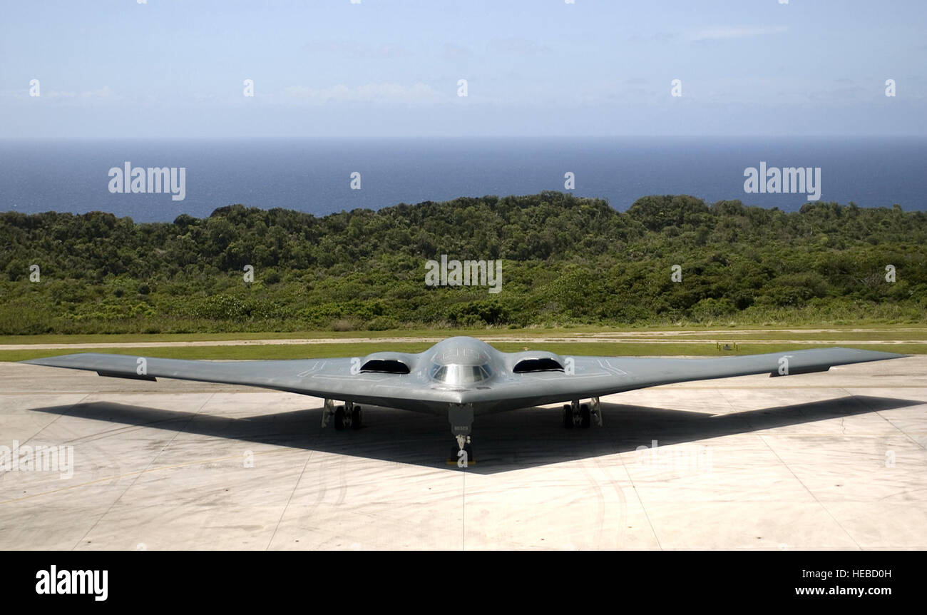 ANDERSEN AIR FORCE BASE, Guam--ein b-2 Spirit Stealth-Bomber, bereitgestellt von der 393rd Bomb Squadron Whiteman Air Force Base, Mo., wartet auf die Flightline hier.  Die b-2-Geister und mehr als 270 Mitarbeiter aus der 393rd Bomb Squadron werden hier zur Unterstützung der Pacific Command kontinuierliche Bomber Präsenz in der Region Asien-Pazifik eingesetzt zur Stärkung regionaler Sicherheit und das US-Engagement in den westlichen Pazifik.  (US Air Force Photo by Staff Sgt Bennie J. Davis III) Stockfoto