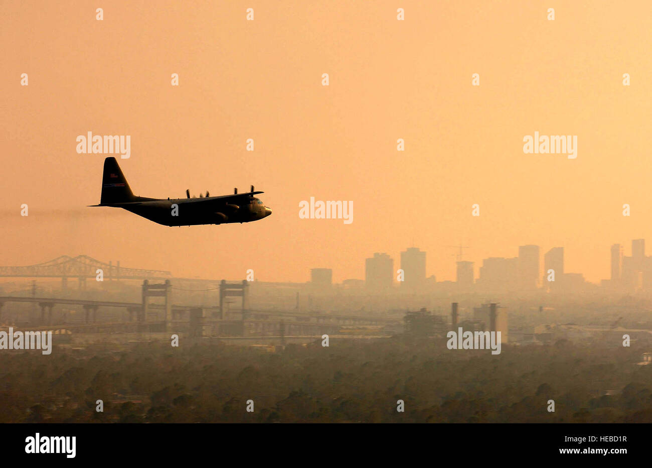 NEW ORLEANS--Ein US Air Force Reserve c-130 Hercules aus der 910th Airlift Wing in Youngstown Air Reserve Station, Ohio, sprüht Dibrom, genehmigt durch die US Environmental Protection Agency, über die Stadt Sept. 13 Pestizid.  Die c-130-Crew will die New Orleans Bereich erste, dann andere betroffenen Golfküste Bereiche je nach Bedarf sprühen.  Crews werden Ziel sind vor allem Mücken und Dreck fliegen, die in der Lage, die Übertragung von Krankheiten wie Malaria, West-Nil-Virus und verschiedene Arten von Enzephalitis.  Der c-130 ist in der Lage etwa 60.000 Hektar pro Tag zu besprühen.  (US Air Force Foto von S Stockfoto