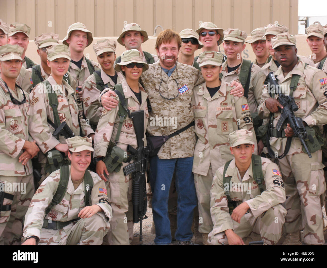 Südwest-Asien--Schauspieler Chuck Norris posiert mit Mitgliedern des 386th Expeditionary Sicherheit Kräfte Geschwaders 29. Oktober 2006. Norris, die vom Schauspieler Marshall Teague begleitet wurde, traf sich mit Soldat innen und Autogramme. Ein Air Force-Veteran, ist Norris auf der ganzen Welt bekannt für seine Hauptrolle in der TV getroffen "Walker, Texas Ranger." Er hat auch eine Hauptrolle in mehr als 20 Spielfilmen, darunter "Delta Force", "Missing in Action" und "Sidekicks." Der Schauspieler ist auch ein versierter Autor und berühmter Lehrer der Kampfkünste.   (AF Foto / Staff Sgt Ian Carrier) Stockfoto