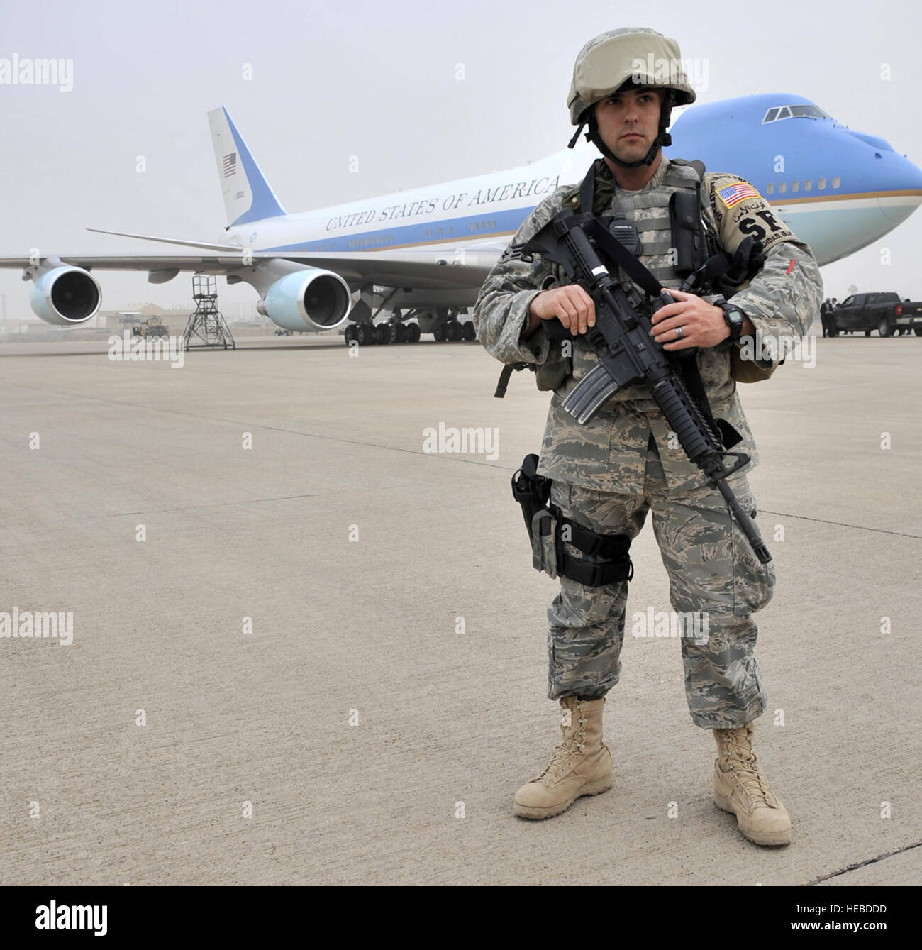 Staff Sgt Matthew Smith Wachen Air Force One auf der Flightline am 7. April auf Sather Air Base, Irak. Präsident Barack Obama sprach mit einer Masse von fast 1.500 Servicemembers, Regierung Zivilisten und Auftragnehmer im Al Faw Palace am Camp Victory, Irak, während einer unangekündigten Besuch in Irak. Der Besuch war der Präsident der ersten Reise in den Irak seit seinem Amtsantritt. Sergeant Smith ist ein 447th Expeditionary Sicherheit Kräfte Squadron Mitglied. (US Air Force Foto/Staff Sgt. Amanda Currier) Stockfoto