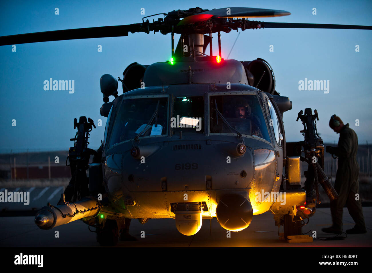 Ein HH-60 Pave Hawk, 34. Waffen Squadron, US Air Force Weapons School, Nellis Air Force Base, Nevada, schaltet sich nach Ankunft 8. März 2013, bei Gowen Field, Idaho. Die 34 führt WPS terminal Beschäftigung Phase des Nellis Weapons School Lehrplans. (Foto: U.S. Air Force Senior Airman Brett Clashman) Stockfoto