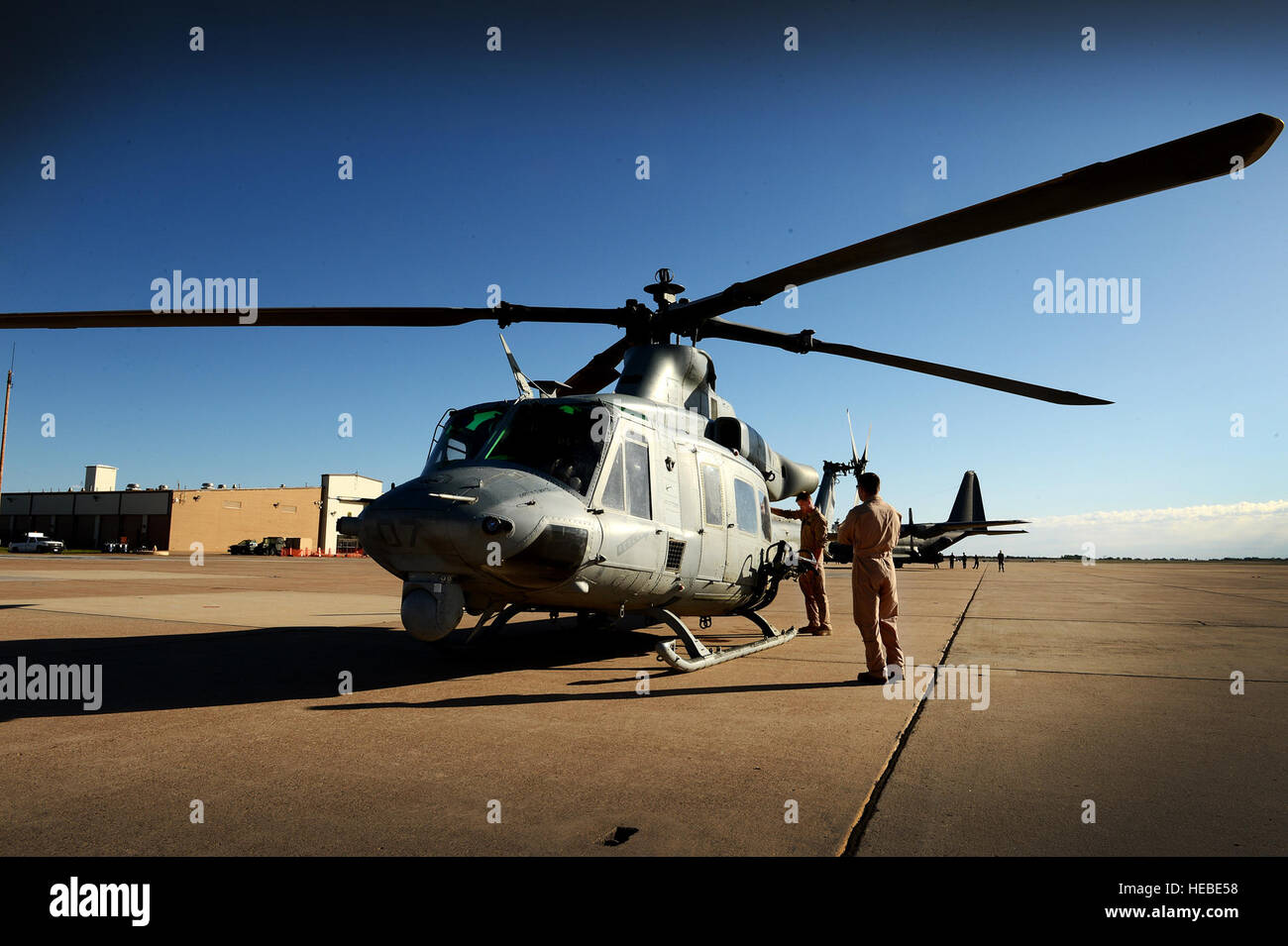 US-Marines mit der Marine Licht Angriff Hubschrauber Geschwader (HMLA) 467, führen eine Vorflugkontrolle eine UH-1Y Huey vor dem scheidenden Cannon Air Force Base, N.M., 17. April 2015. Die Marines kehren zum Marine Corps Air Station New River, North Carolina, nach Waffen Taktik Instruktoren Kurs 2-15 zu unterstützen. (Foto der US Air Force / Staff Sgt Matthew Plew) Stockfoto