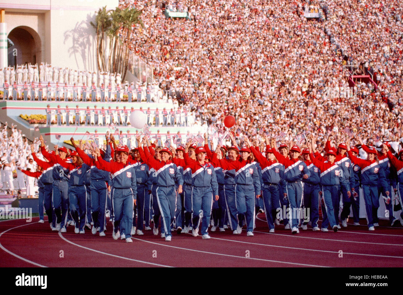 Mitglieder des olympischen Teams winken Zuschauern wie sie während der Eröffnungszeremonie für die Olympischen Sommerspiele 1984 in LA Kolosseum marschieren. Stockfoto