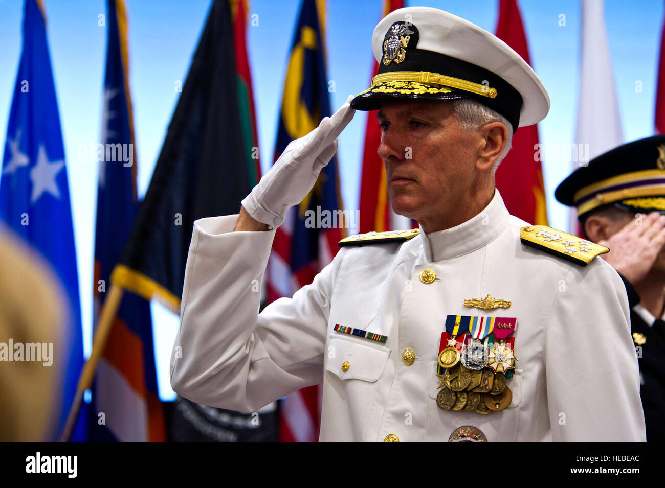 Admiral Samuel J. Locklear III begrüßt, als er bei den US Pacific Command Befehl Zeremonie im Camp h. m. Smith kommt wo er Admiral Robert F. Willard erleichtert. (Foto: U.S. Air Force: Techn. Sgt. Michael R. Holzworth) Stockfoto