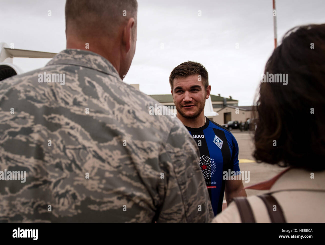 Oregon National Gardist Aleksander Skarlatos trifft Major General Jon T. Thomas, 86th Airlift Wing Commander, wie er auf der Ramstein Air Base, Deutschland, Aug. 24 ankommt. 2015. Skarlatos, zusammen mit Freunde aus der Kindheit Airman 1st Class Spencer Stein und Anthony Sadler, wurde vor kurzem durch französischen Präsidenten François Hollande mit der Ehrenlegion für ein bewaffneter Amokläufer zu unterwerfen, als er den Zug mit einem Sturmgewehr, einer Pistole und einem Teppichmesser betrat geehrt. (US Air Force Photo/Staff Sgt Sara Keller) Stockfoto