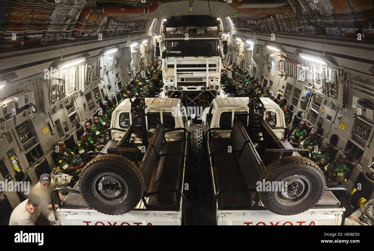 Ruandische Soldaten und ihre Ausrüstung sind aus Ruanda in die Republik Zentralafrika auf eine c-17 Globemaster III Sitz in McChord Air Force Base, Wa geflogen. 19. Januar 2014. US-Truppen transportieren eine Gesamtanzahl von 850 ruandische Soldaten und mehr als 1000 Tonnen Ausrüstung in der Zentralafrikanischen Republik, französischen und afrikanischen Union Operationen gegen militante während dieser drei Wochen andauernde Operation zu unterstützen. (Foto der US Air Force / Staff Sgt Ryan Crane) Stockfoto