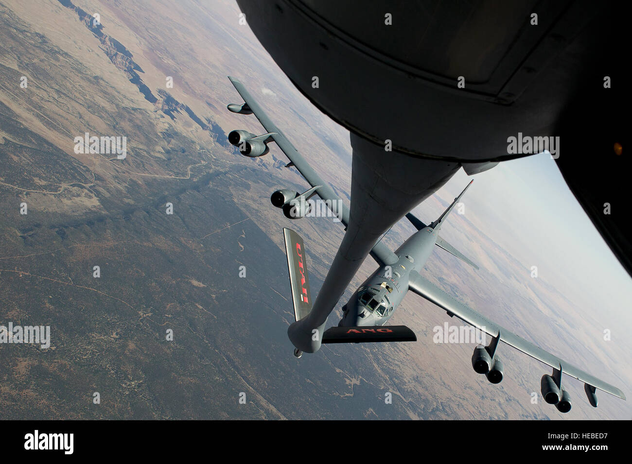 Eine b-52 Stratofortress, erhält von der 2nd Bomb Wing, Barksdale Air Force Base, Louisiana, Kraftstoff aus einer Boeing KC-135 Stratotanker vom 151. Luft Betankung Flügel, Utah Air National Guard, 26. März 2012. 151. Air Refueling Wing unterstützt regelmäßig den Flugbetrieb in den westlichen Vereinigten Staaten. Stockfoto