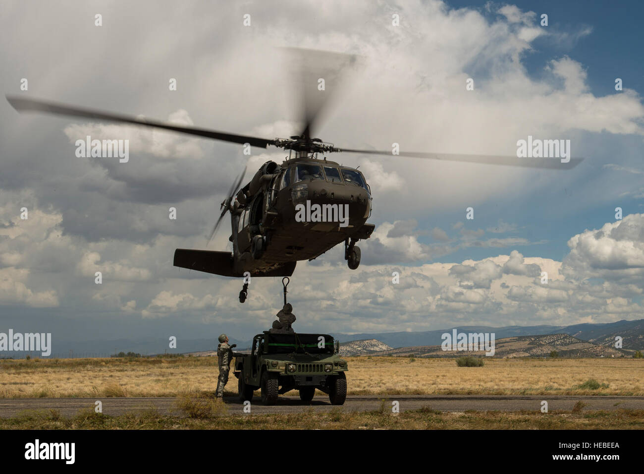 Ein HH-60 Black Hawk-Hubschrauber wird an einem Humvee in Sanpete County, Utah, 14. August 2014 angeschlossen. 211. Aviation Regiment bereitgestellt der Black Hawk als eine Sprung-Plattform für die 19. Special Forces Group. Die 19. SFG springt vierteljährlich um auf Sprung Qualifikationen auf dem Laufenden zu bleiben. (Foto: U.S. Air Force Airman 1st Class Taylor Königin/freigegeben) Stockfoto