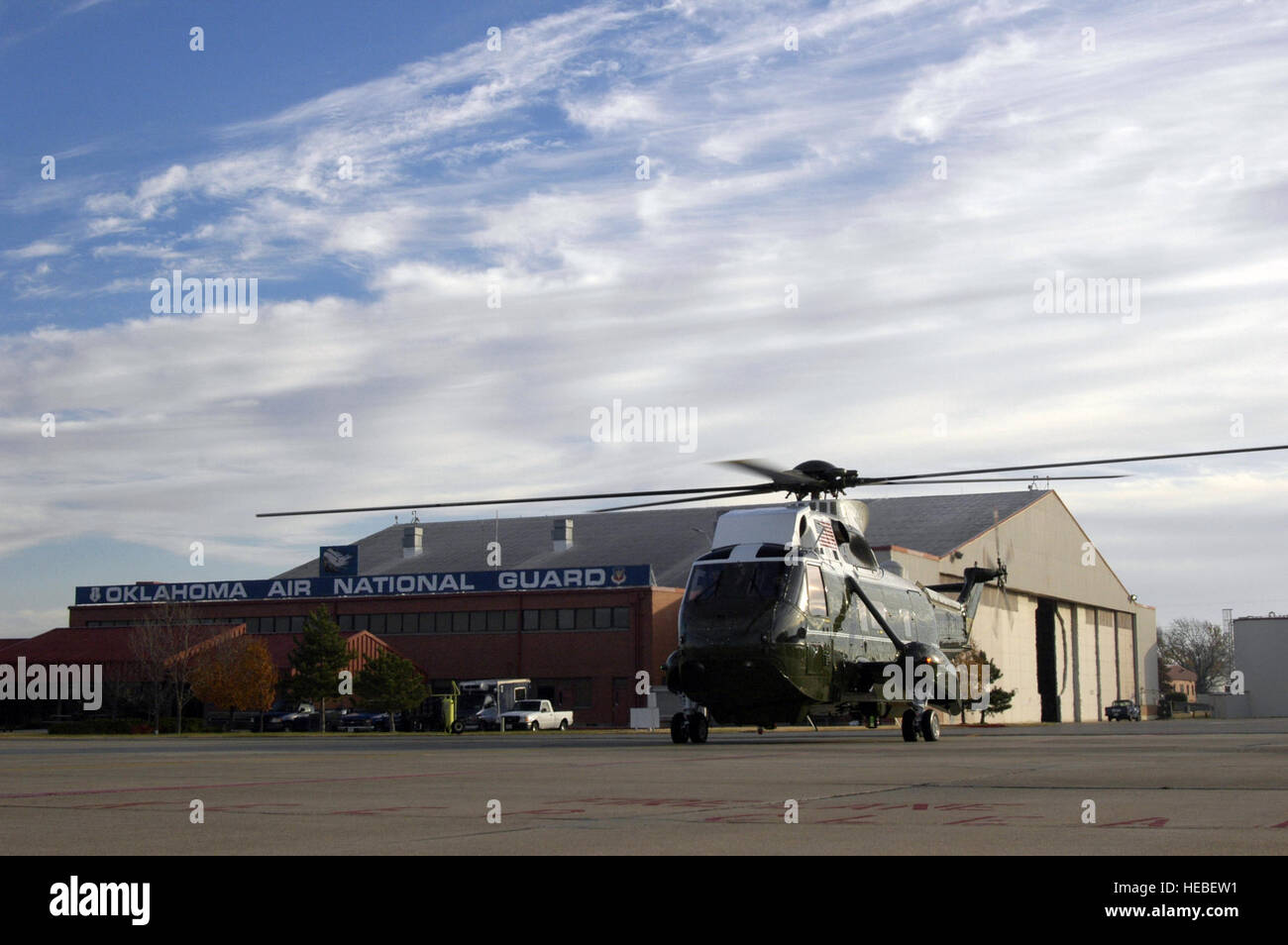 Ein US Marine Corps VH-3D Sea King Hubschrauber, Presidential Hubschrauberstaffel Transport, Marine Helicopter Squadron One, sitzt an der Oklahoma Air National Guard Base, Tulsa, Oklahoma, am 9. Dezember 2004 im Leerlauf. (US Air Force Photo by Master Sergeant Preston L. Chasteen) (Freigegeben) Stockfoto