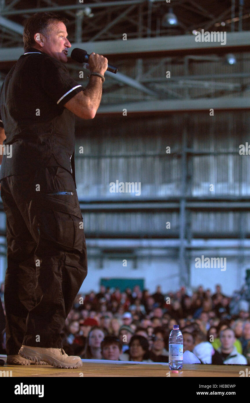 AVIANO AIR BASE, Italien--Komiker Robin Williams führt im Rahmen einer GVV Urlaub Aviano Gemeinschaft, 22. Dezember 2007 statt. Marine Admiral Michael G. Mullen, Vorsitzender der Joint Chiefs Of Staff, angekommen in Aviano am frühen Samstag Nachmittag aus Reihe, Entertainer und prominente Robin Williams, Lewis Black, Kid Rock, Lance Armstrong, Rachel Smith, die amtierende Miss USA und Ronan Tynan eine irische Tennor auf der Vorsitzende United Service Organisationen Holiday Tour bringen. (US Air Force Foto/Staff Sgt. Michael R. Holzworth) Stockfoto