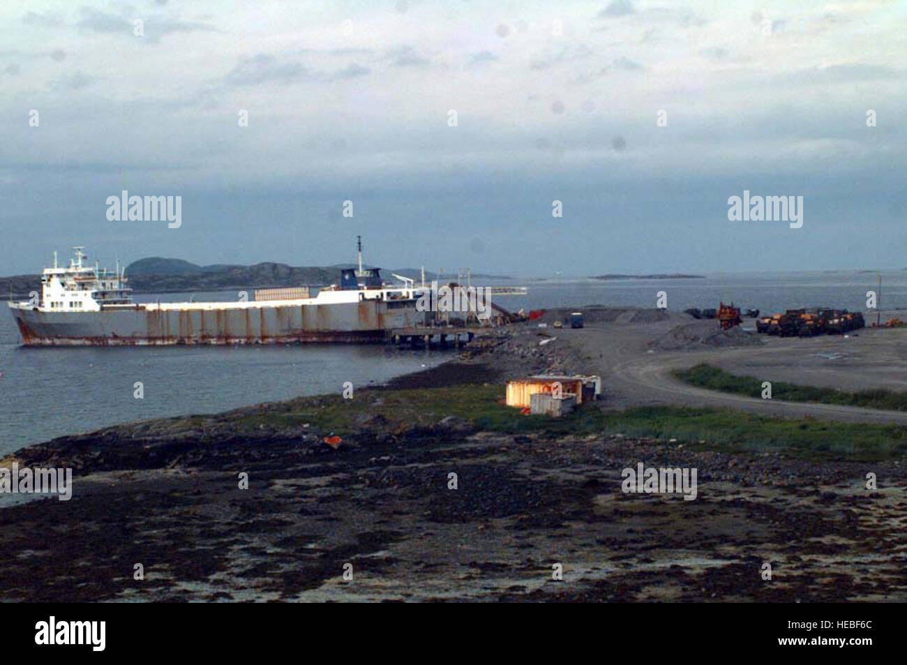 Die MV-Villars zeigt positioniert sich an der norwegischen Hafen Valsneset warten auf Ladung des US Marine Corps.  Alle Geräte, die hier geladen wurden aus den Höhlen befindet sich in Mittelnorwegen Trondheim und Umgebung gezogen und ist auf dem Weg nach Estland für Baltic Challenge 97, eine Partnerschaft für den Frieden-Übung.  Das US Marine Corps haben Ausrüstung im Rahmen des Programms Norway Air-Landed Marine Expeditionary Brigade (NALMEB) Stationierung in Norwegen gespeichert.  Das NALMEB Programm umfasst Geräte und Zubehör zur Unterstützung einer 13.000 Person Marine Air-Ground Task Force (MAGTF) für 30 Tage.  Die Stockfoto