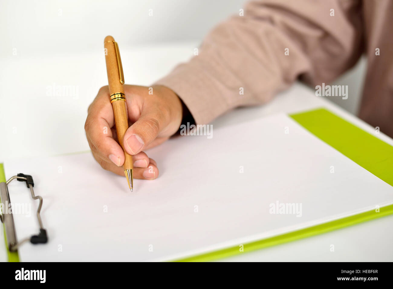 Business-Mann etwas zu schreiben, in die Zwischenablage Stockfoto
