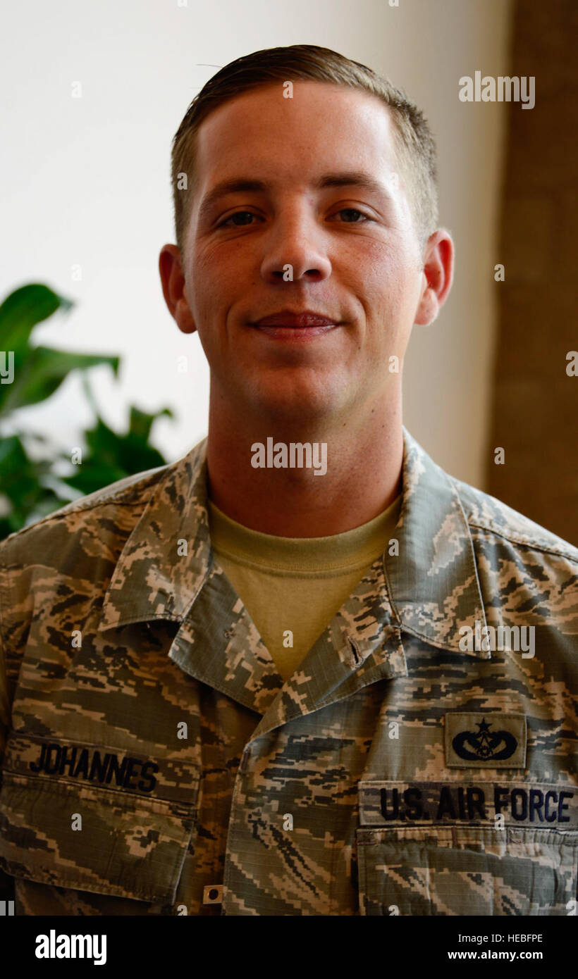 Staff Sgt Brad Johannes, 12. Luftwaffe (Air Forces Southern) Manager für die engineering, posiert für ein Foto an Davis-Monthan Air Force Base in Arizona, 27. August 2015. Johannes war für die Einsatzkräfte der Woche am 24. August 2015 bestimmt. Einsatzkräfte der Woche ist eine Chance für die Flieger, die 12. AF (AFSOUTH), ihre eigene Geschichte zu teilen vertreten. Die Einsatzkräfte der Woche Initiative orientiert sich an der 12. AF (AFSOUTH) Kommandant Priorität der Schaffung einer Arbeitsumgebung, wo jemand Sie sowohl beruflich als auch persönlich kennt. (US Air Force Foto von techn. Sgt. Heather Redman/Release Stockfoto