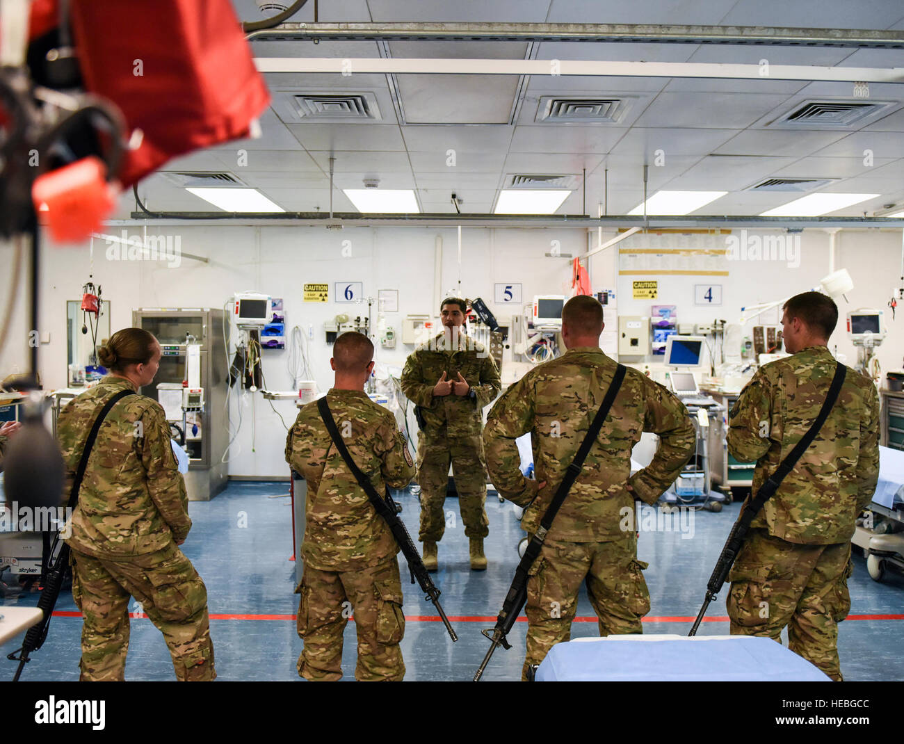 Techn. Sgt Alejandro Cornell (Mitte), 455. Expeditionary Praxisgemeinschaft Notaufnahme NCO-in-Charge, beschreibt die verschiedenen Arten von Nadeln verwendet, um Flüssigkeiten in einen Trauma-Patienten zum Flieger die 455. Expeditionary Aircraft Maintenance Squadron während einer Tour eintauchen in Bagram Air Field, Afghanistan, 22. März 2016. Betreuern bekam die Chance zu sehen, was in der Craig-Joint-Theater-Krankenhaus Leben sparen Bemühungen geht. (Foto: U.S. Air Force Tech Sgt. Nicholas Rau) Stockfoto