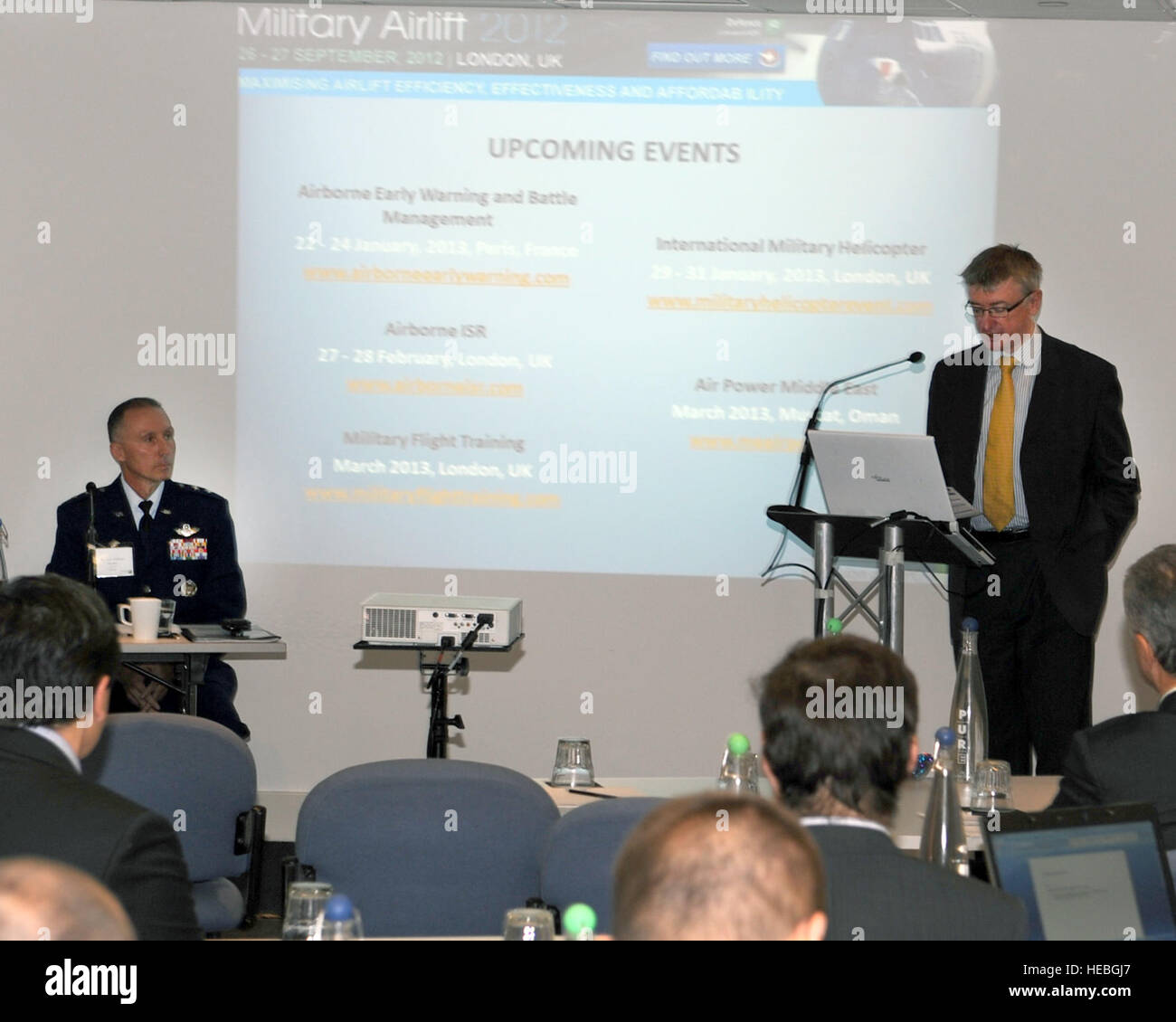 Generalmajor William Bender, Expeditionary Center Kommandant richtet sich an Vertreter der NATO und den USA auf einer Konferenz in London, 26. September 2012. Zentrale Themen der Diskussion konzentrierte sich auf Wege zu effektiver militärischer Luftbrücke Operationen durchzuführen. Der General erarbeitet, über die Zukunft des Programms C-130J Super Hercules die KC-46-Flotte und wie der NATO und den USA schlecht könnte leisten Teamarbeit auf der Strecke zu werfen. Darüber hinaus machte Bender eine Website zur RAF Mildenhalls 727th Air Mobility Squadron, ein Mieter Gerät gibt es unter seine Befehlskette zu besuchen. Stockfoto