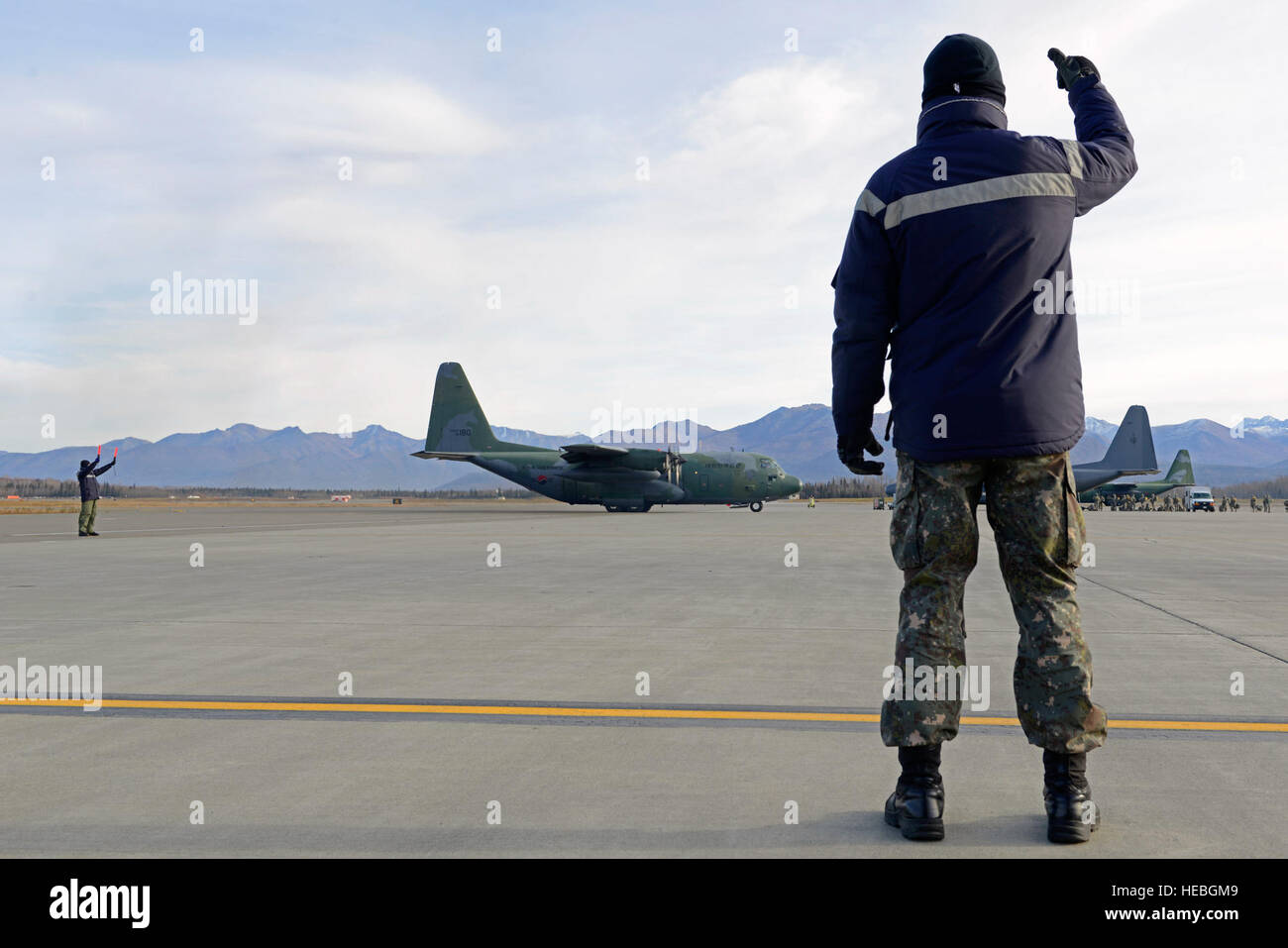 Ein Flieger mit der Republic of Korea Air Force Marschälle ein ROKAF C-130 Hercules, während rote Fahne Alaska 17-1 auf gemeinsamer Basis Elmendorf-Richardson, Alaska, 19. Oktober 2016. Während Red Flag-Alaska 17-1 werden ungefähr 2.095 US-Militärangehörige in der Übung – ca. 1.295 Personal von außen Alaska und 203 internationale Besucher teilnehmen. (US  Air Force Foto von Airman 1st Class Valerie Monroy) Stockfoto