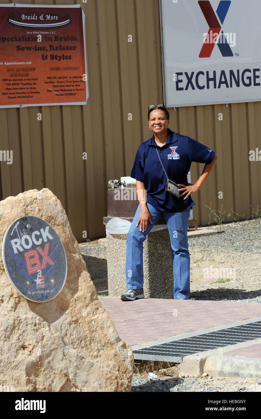 Posieren Sie Daphany Horne, Storemanager bei der Army und Air Force Exchange Service in der 386th Air Expeditionary Wing vor den Austausch 19. März 2013. Horne ist seit über 22 Jahren für AAFES tätig und ist auf halbem Weg durch ihren ersten Einsatz nach Südwesten Asien. (Foto: U.S. Air Force Senior Master Sergeant George Thompson) Stockfoto