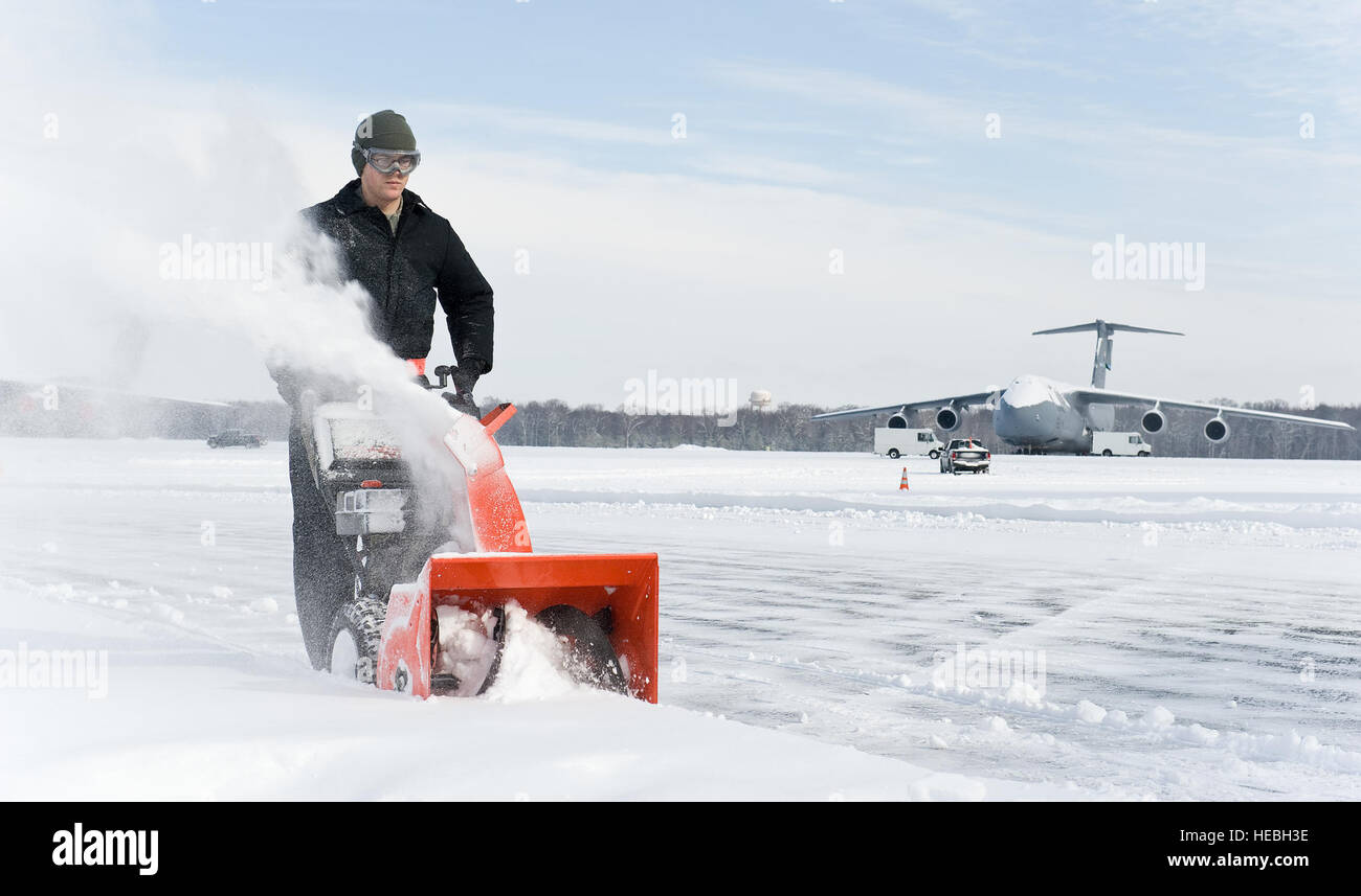 Senior Airman Griffin Toland, vom Abschnitt 436th Wartung Geschwader Aero Reparatur löscht Schnee zwischen zwei Flugzeuge Wartungshallen 17. Februar 2015, auf der Dover Air Force Base, Del. Toland war einer der vielen Team Dover Mitgliedern damit beauftragt, Schneeräumung, die Basis betriebsbereit zu halten, während und nach dem Schneesturm. (U.S. Air Force Photo/Roland Balik) Stockfoto