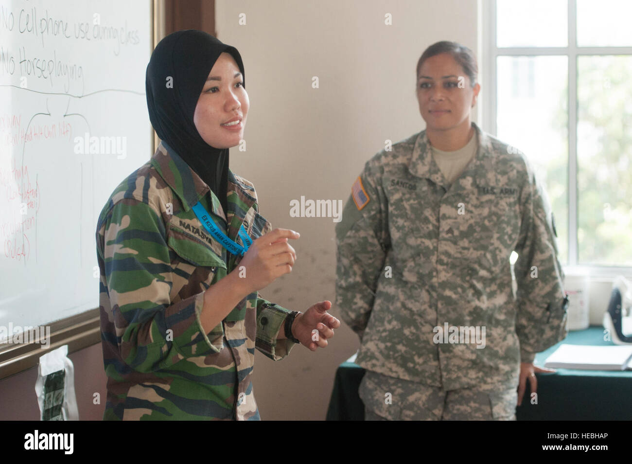 Malaysische Armee CPL. Natasya Nazar, 2. medizinische Abteilung Rettungssanitäter und Soldaten der Nationalgarde Hawaii weisen kambodschanische Armee Soldaten während der medizinischen Ausbildung im Rahmen der Übung Keris Aman 2015 im Segenting Camp, Aug. 18, in Port Dickson, Malaysia. Laut der offiziellen Webseite von UN-Friedenssicherung wie Friedenssicherung entwickelt hat, um einen breiteren humanitären Ansatz umfassen werden Frauen immer Teil der Friedensmission viele Funktionen einschließlich der Fähigkeit zur Interaktion mit Frauen in den Gesellschaften, wo Frauen verboten, im Gespräch mit Männern. Keris Aman ist der lar Stockfoto Malaysische Armee CPL. Natasya Nazar, 2. medizinische Abteilung Rettungssanitäter und Soldaten der Nationalgarde Hawaii weisen kambodschanische Armee Soldaten während der medizinischen Ausbildung im Rahmen der Übung Keris Aman 2015 im Segenting Camp, Aug. 18, in Port Dickson, Malaysia. Laut der offiziellen Webseite von UN-Friedenssicherung wie Friedenssicherung entwickelt hat, um einen breiteren humanitären Ansatz umfassen werden Frauen immer Teil der Friedensmission viele Funktionen einschließlich der Fähigkeit zur Interaktion mit Frauen in den Gesellschaften, wo Frauen verboten, im Gespräch mit Männern. Keris Aman ist der lar Stockfoto