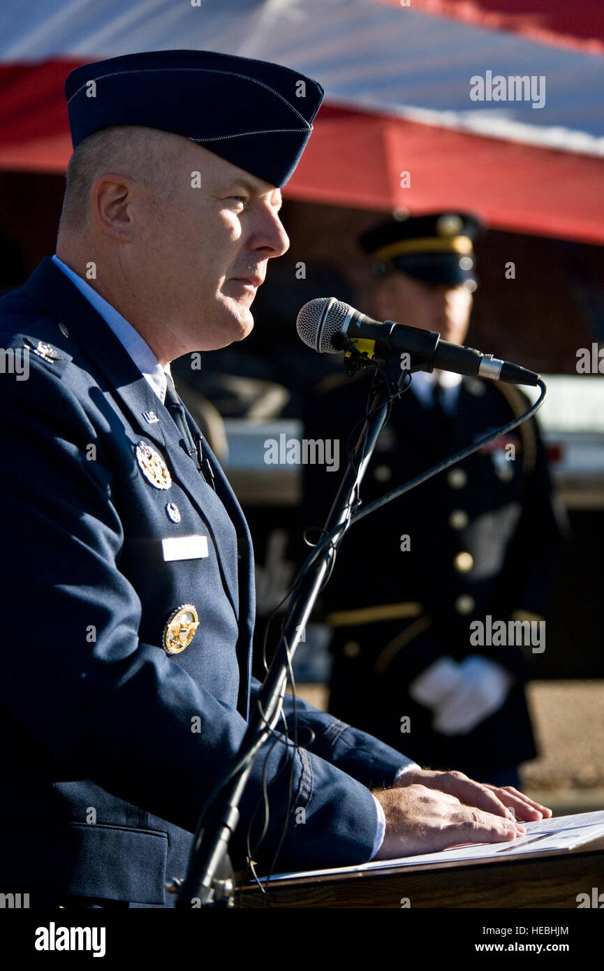 BUCKLEY AIR FORCE BASE, Colorado - Oberst Daniel Dant, 460. Space Wing Commander, spricht im Gedenken an 9/11 Angriffe 8. August 2011. Im Hintergrund ist eine Lieferung von Stahl Stücke des World Trade Centers. Die Stücke, geliefert von der Port Authority of New York und New Jersey, finden den Weg zu verschiedenen Gedenkstätten im Großraum Denver. (Foto: U.S. Air Force Staff Sgt Kathrine McDowell) Stockfoto