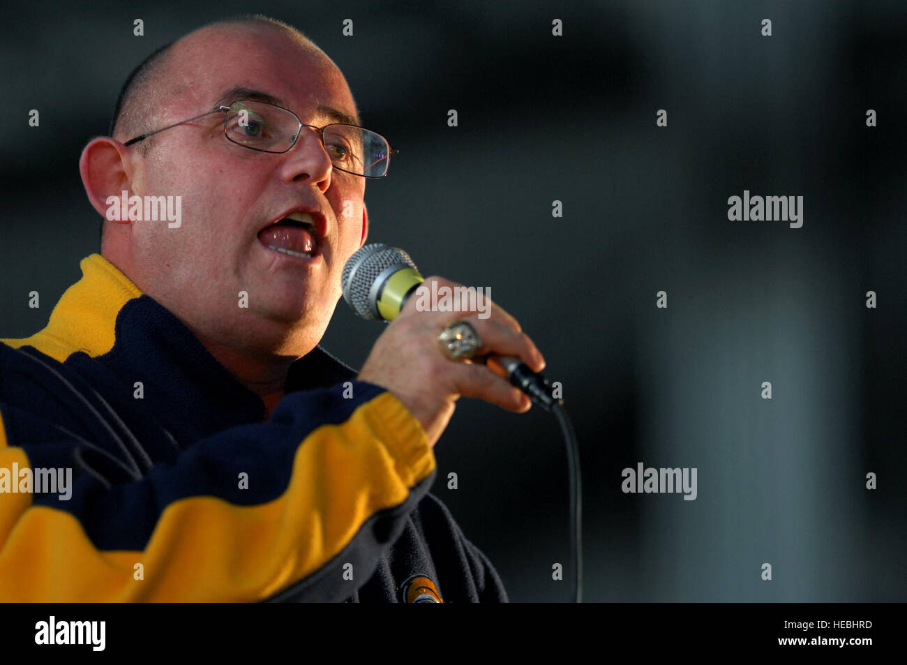 Ronan Tynan eine irische Tennor singt Amazing Grace während eines United Service Organisationen (USO) Urlaub-Show für die Gemeinschaft der Aviano Air Base, Italien, 22. Dezember 2007 statt. Marine Admiral Michael G. Mullen, Vorsitzender der Joint Chiefs Of Staff, angekommen in Aviano Entertainer und prominente Robin Williams, Lewis Black, Kid Rock, Lance Armstrong, Rachel Smith, die amtierende Miss USA und Ronan Tynan eine irische Tennor auf der Vorsitzende USO Holiday Tour bringen. (Foto: U.S. Air Force Staff Sgt Michael R. Holzwor th) (Freigegeben) Stockfoto