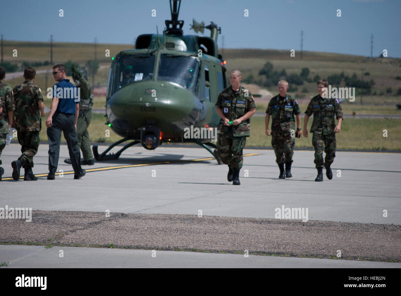 Civil Air Patrol Capt Miguel Acevedo, Cheyenne, in linken Gruppe, führt die nächste Gruppe von Kadetten an Camp Guernsey, Wyoming, ein UH1 von Z.B. Warren Air Force Base, mit Sitz in Cheyenne, Wyoming fliegen Die "Huey" Crewchief erläutert, wie Sie das Flugzeug betreten. Rückkehr von ihrem Flug, sind Civil Air Patrol Kadetten, Kadett Senior Airman Chris Garcia, der Medical Lake, Washington; Links, Cadet 1st Lt. Ezekiel House von Cheyenne, Wyoming; und Cadet Airman Zack Johnston, Cody, Wyoming (Civil Air Patrol Cadet 2nd Lt. Jonathan Barella) Stockfoto