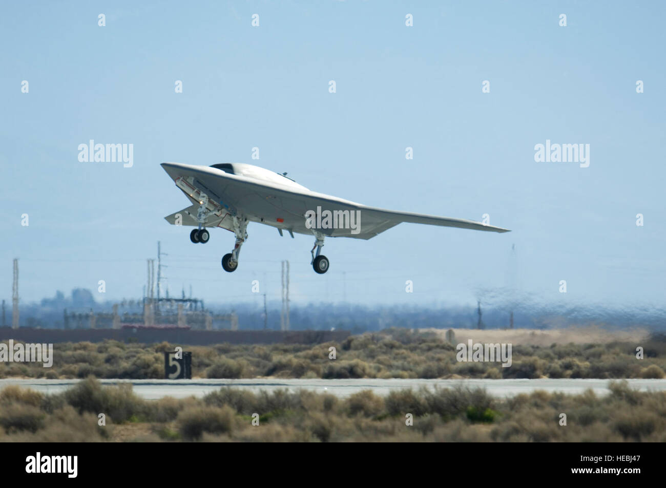 Ein Navy X-47 b Unmanned Combat Air Systemdemonstration Flugzeug hebt ab und fliegt zum ersten Mal 4. Februar 2011, auf der Edwards Air Force Base, Kalifornien Das Northrop Grumman gebaute Flugzeug flog während der Flugerprobung 29 Minuten lang. (U.S. Air Force Photo/Rob Densmore) Stockfoto