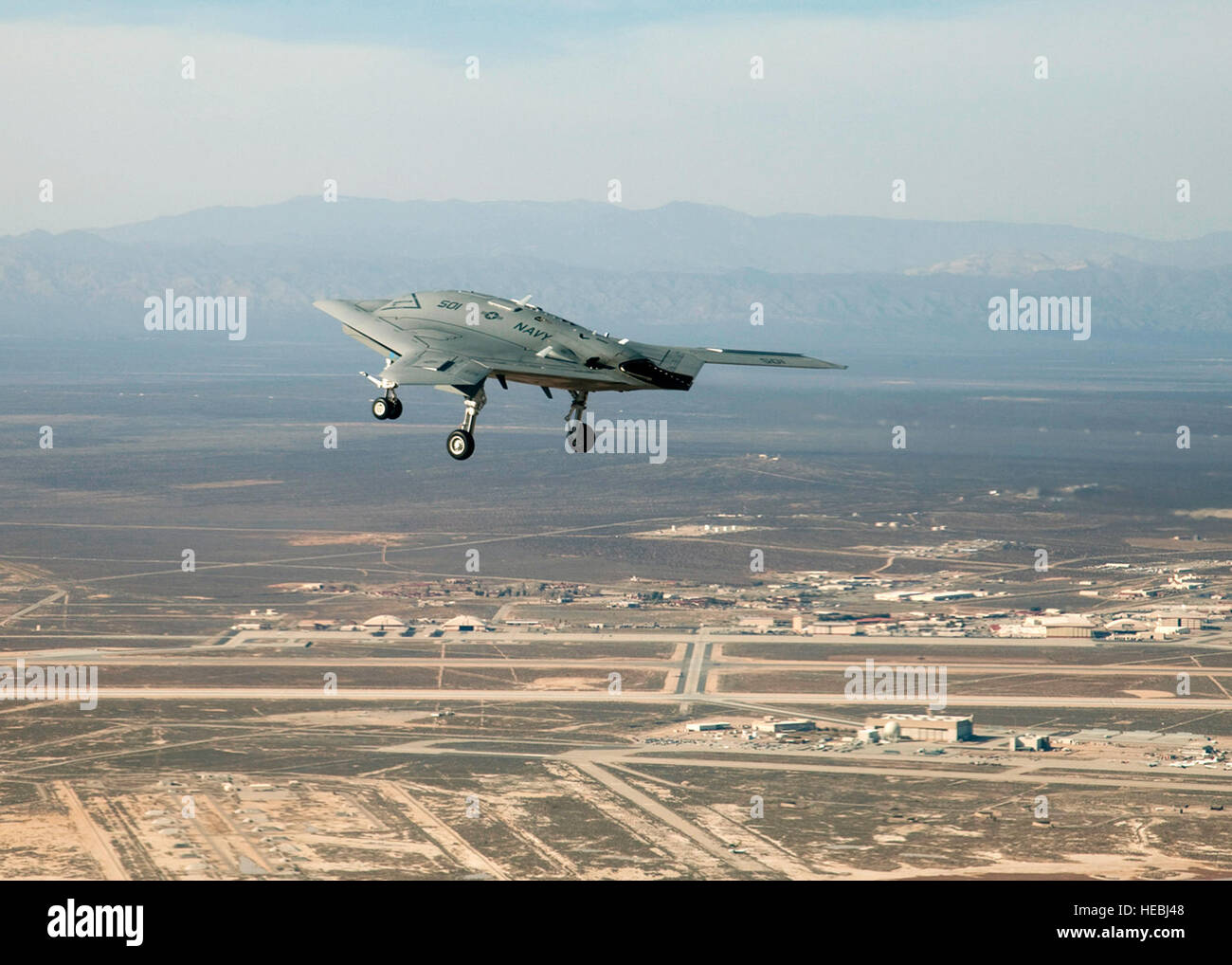 Erstflug der X-47 b auf Edwards AFB. Edwards AFB ist im Hintergrund des Bildes. 4. Februar 2011 Fotograf: Bobbi Zapka Stockfoto