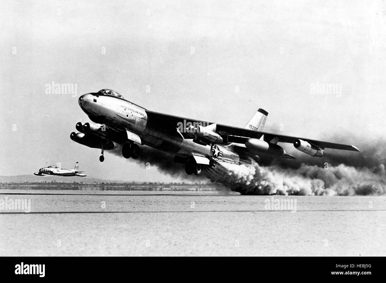 Boeing B-47E-65-BW (S/N 51-5257, das letzte Boeing gebauten Block 65 -E Modell) bei Rakete-gestützte Start Test, gejagt von einem Lockheed F-80. (Foto der US Air Force) Stockfoto