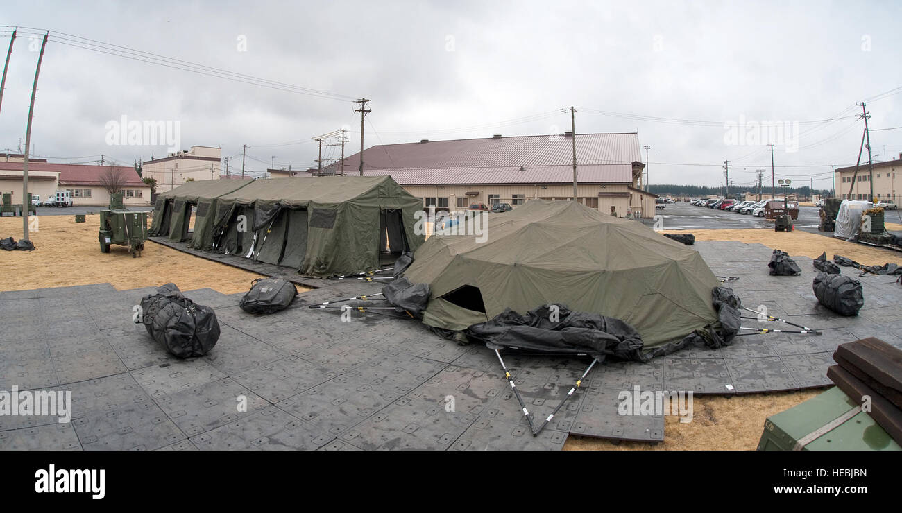 Pacific Command Personal bauen Zelte 22. März 2011, auf der Yokota Air Base, Japan. Die Zelte bieten zusätzliche Arbeitsfläche für Personal an Yokota AB zur Unterstützung der Operation Tomodachi bereitstellen. (US Air Force Foto/Osakabe Yasuo) Stockfoto