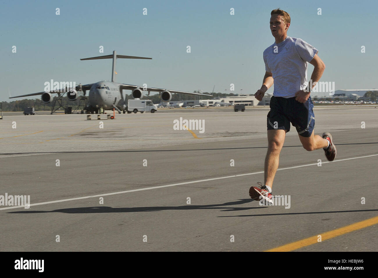 Ein Läufer beteiligt sich an der Flucht der Landebahn 5k auf gemeinsamer Basis Charleston, SC, 10. November 2010. Die jährliche Run, die offen für Militärangehörige und Zivilisten ist, ehrt der pensionierte Major General Thomas Mikolajcik und sammelt Geld zur Bekämpfung von Amyotropher Lateralsklerose, auch bekannt als Lou Gehrig? s Krankheit. (US Air Force Foto von Staff Sgt. Quinton Russ/freigegeben) Stockfoto