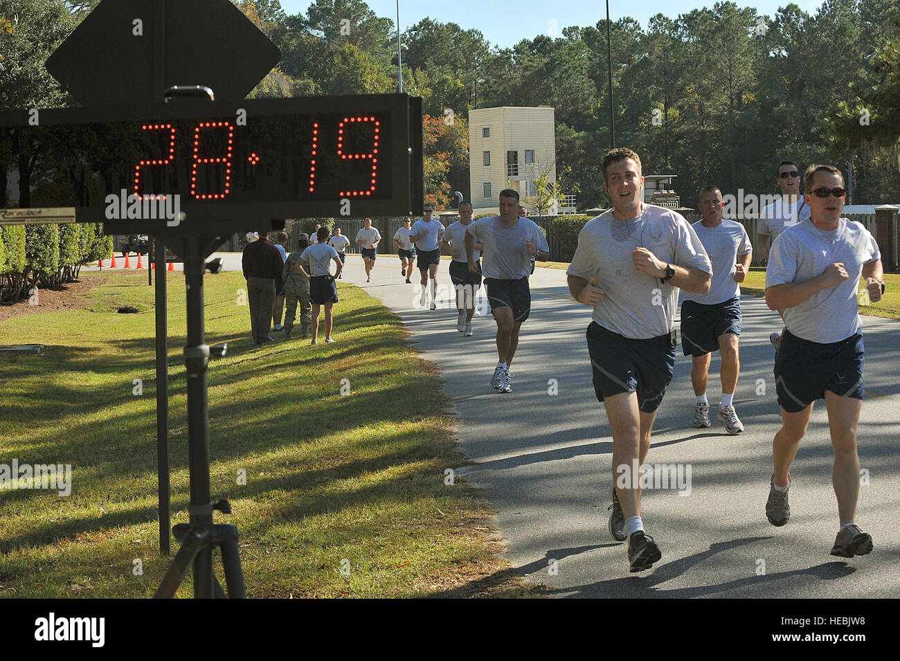 Läufer nehmen an der Flucht der Landebahn 5k auf gemeinsamer Basis Charleston, SC, 10. November 2010. Die jährliche Run, die offen für Militärangehörige und Zivilisten ist, ehrt der pensionierte Major General Thomas Mikolajcik und sammelt Geld zur Bekämpfung von Amyotropher Lateralsklerose, auch bekannt als Lou Gehrig? s Krankheit. (US Air Force Foto von Staff Sgt. Quinton Russ/freigegeben) Stockfoto