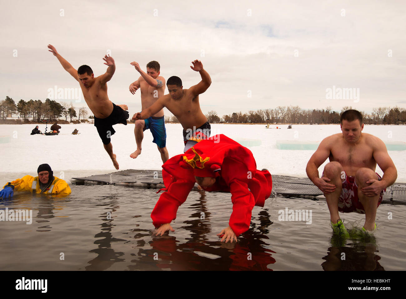 Airman 1st Class Damian Dimmick, 90. Rakete Sicherheit Kräfte Squadron, Brook Preren, Senior Airman Andy Vargas Noesi, 90. MSFS, Robert Randall und Zack Johnson jeweils ihren eigenen Stil zu finden, wie sie in Sloan See in Cheyenne, Wyoming, 16. Januar 2016 springen. Sie hatte jede bezahlte $20 für das Privileg, ein Bad im 34 Grad Wasser als Bestandteil der Matthew S. Schwartz Memorial Polar Plunge namens für eine explosive Ordnance Entsorgung Techniker zugeordnet, Z.B. Warren Air Force Base, in Aktion im Jahr 2012 nach Afghanistan Einsatz getötet wurde. (U.S. Air Force Photo von r.j. Oriez) Stockfoto