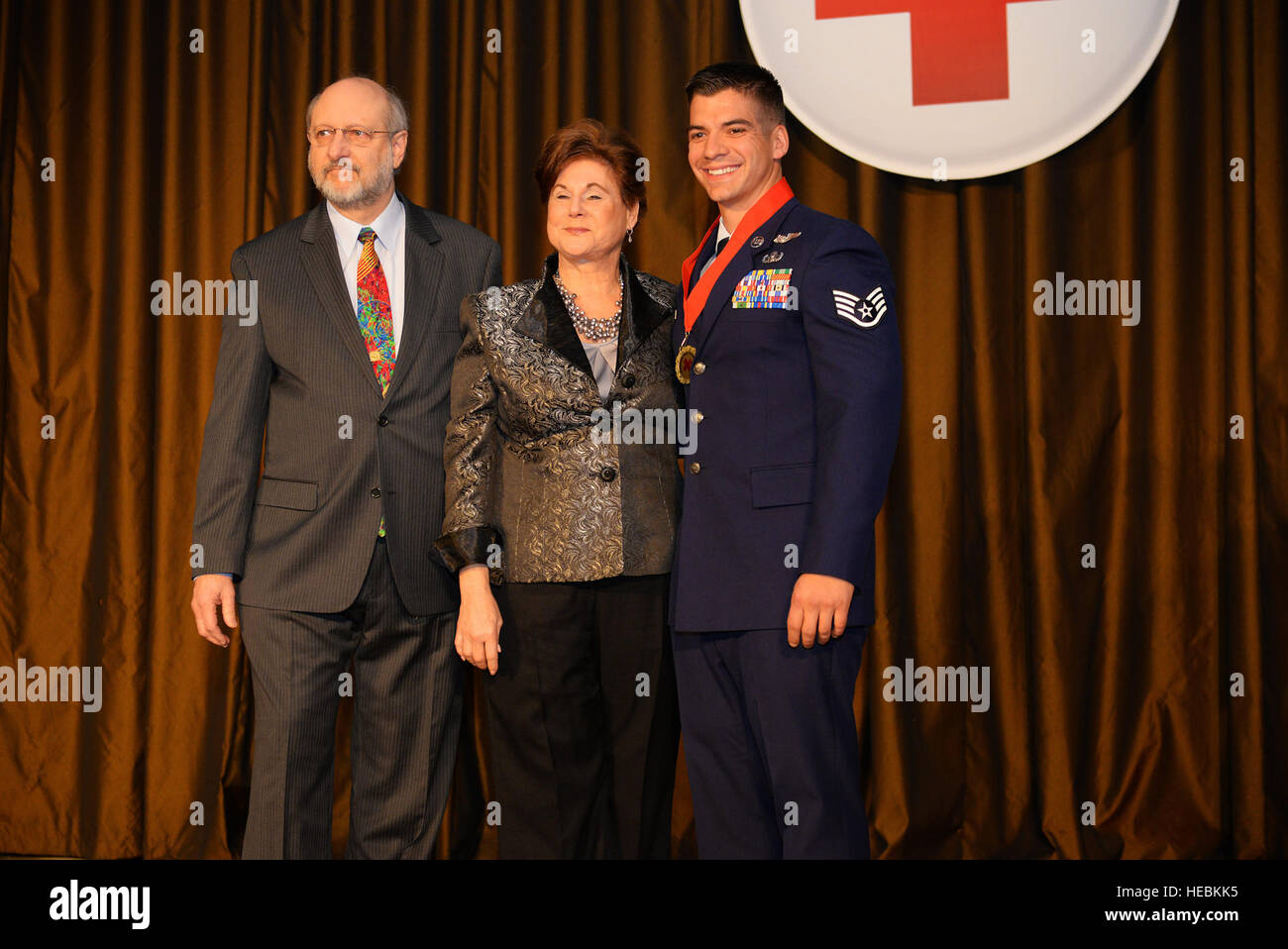 Staff Sgt Andrew Drysdale, 375-jährigen Civil Engineer Squadron Explosive Ordnance Entsorgung Team Leader, wurde für seine selbstlose Führung während eines lokalen notfalls im 2015 amerikanische Rote Kreuz Helden Breakfast, St. Louis, Mo., 26. März 2015 anerkannt. Er leitete die Hilfsmaßnahmen nach einer Explosion in einem Granite City, Illinois, recycling-Center, die beiden Mitarbeiter getötet und dazu beigetragen, dass die Gegend sicher war und gefährlichen Stoffen wurden fachgerecht entsorgt. Er wurde für die militärische Kategorie der Preisverleihung, die von Veteranen Home Care gesponsert wurde ausgewählt. (Foto: U.S. Air Force Airman 1st Stockfoto