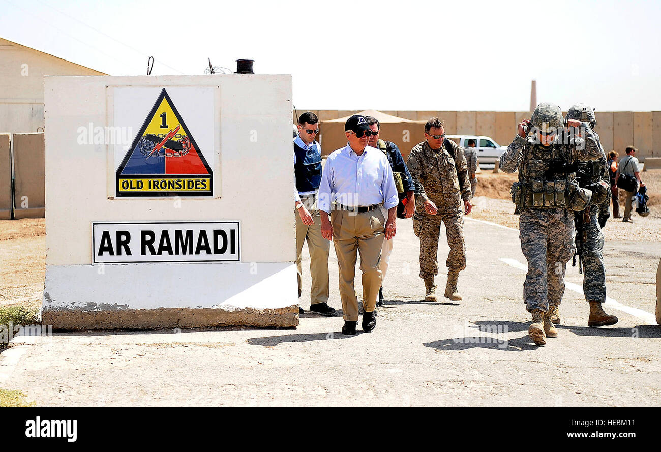 US-Verteidigungsminister Robert M. Gates, Center, fährt einen Flugplatz am Camp Ramadi, Irak, nach dem Besuch mit Truppen 1. September 2010. Gates war im Irak, um die Truppen im Irak zu danken, da sie formal den Kampfeinsatz im Land schließen. (DoD Foto von Master Sergeant Jerry Morrison, US Air Force/freigegeben) Stockfoto