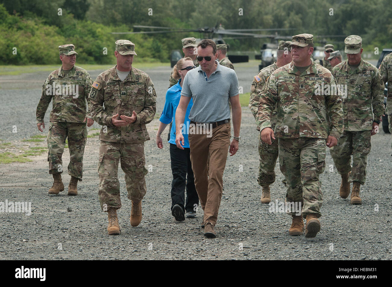 Secretary Of The Army Eric Fanning besucht US-Armee Pazifik Soldaten der 25. Infanterie-Division während der Pazifik bemannt unbemannte – Initiative 26. Juli 2016, im Marine Corps Training Bereich Balg, Hawaii. PACMAN-ich bot Gelegenheit für Soldaten, eine Partnerschaft mit Organisationen und Einrichtungen wie z. B. das Manöver Center of Excellence und die US Armee Tank Automotive Forschung, Entwicklung und Engineering Center, um neue Technologien im Bereich in praktischen Übungen zu testen. (Foto: U.S. Air Force Staff Sgt Christopher Hubenthal) Stockfoto