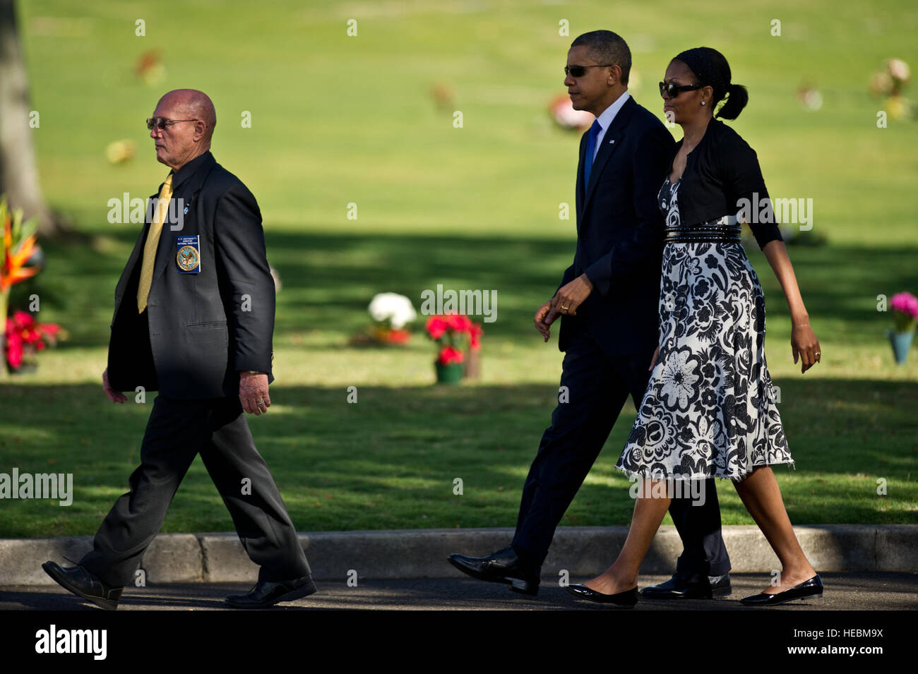 Die Führer nehmen am 23. Dezember 2012 an einer Gedenkfeier auf dem National Memorial Cemetery of the Pacific teil, um den Veteranen der US Army aus dem Zweiten Weltkrieg, Daniel K. Inouye, Empfänger der Ehrenmedaille und Mitglied des 442. Regimental Combat Teams, zu ehren. Stockfoto